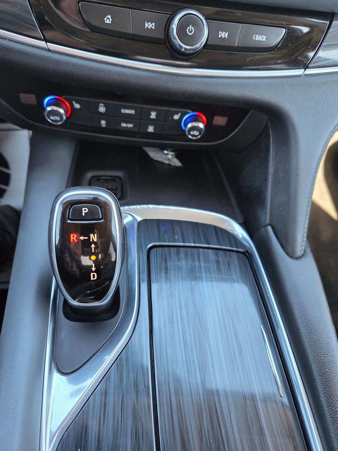 Used 2020 Buick Enclave Essence image 29