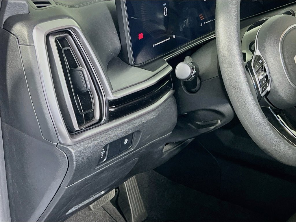 Certified 2025 Kia Sorento LX FWD image 11