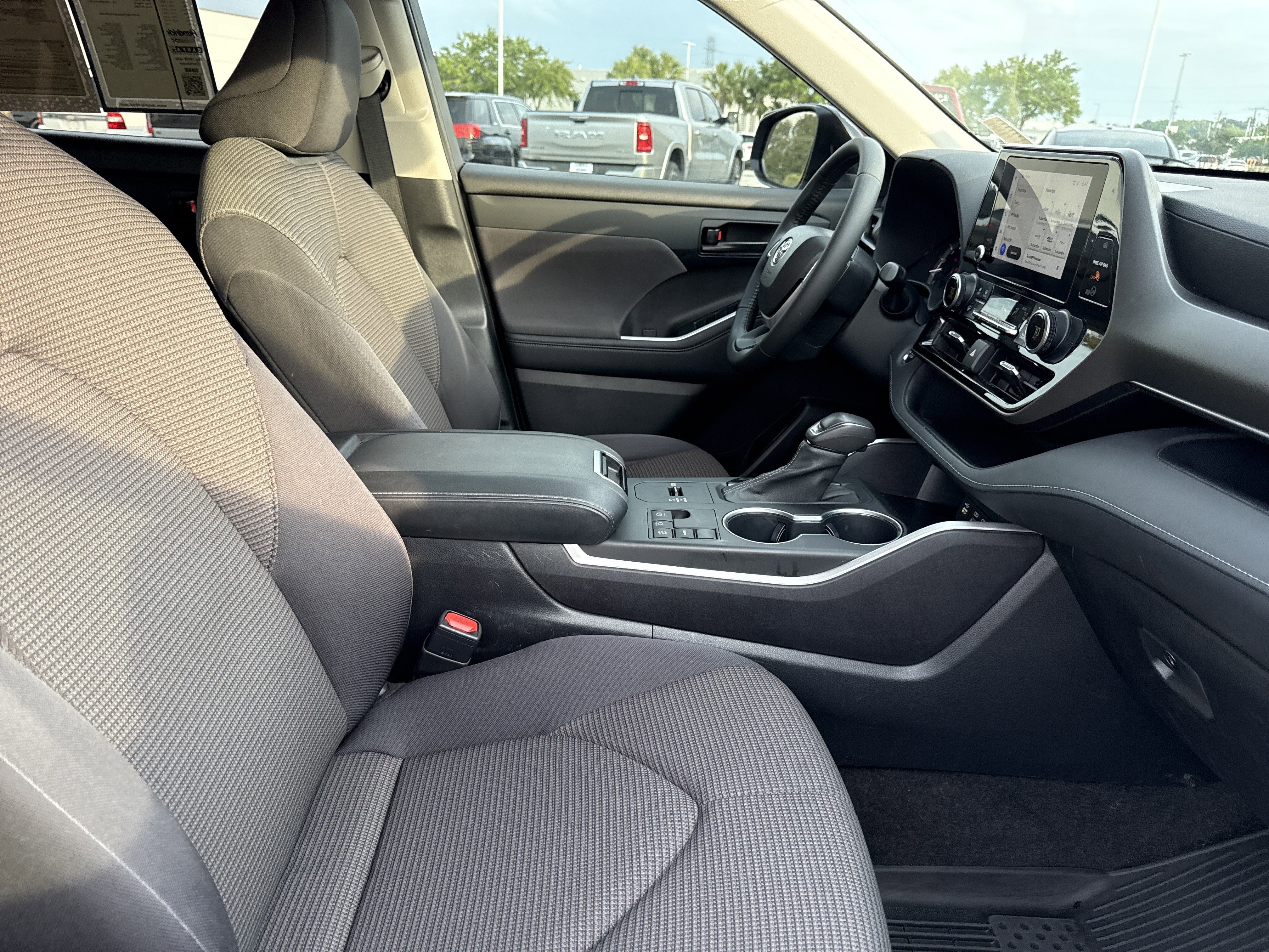Used 2023 Toyota Highlander LE FWD image 32