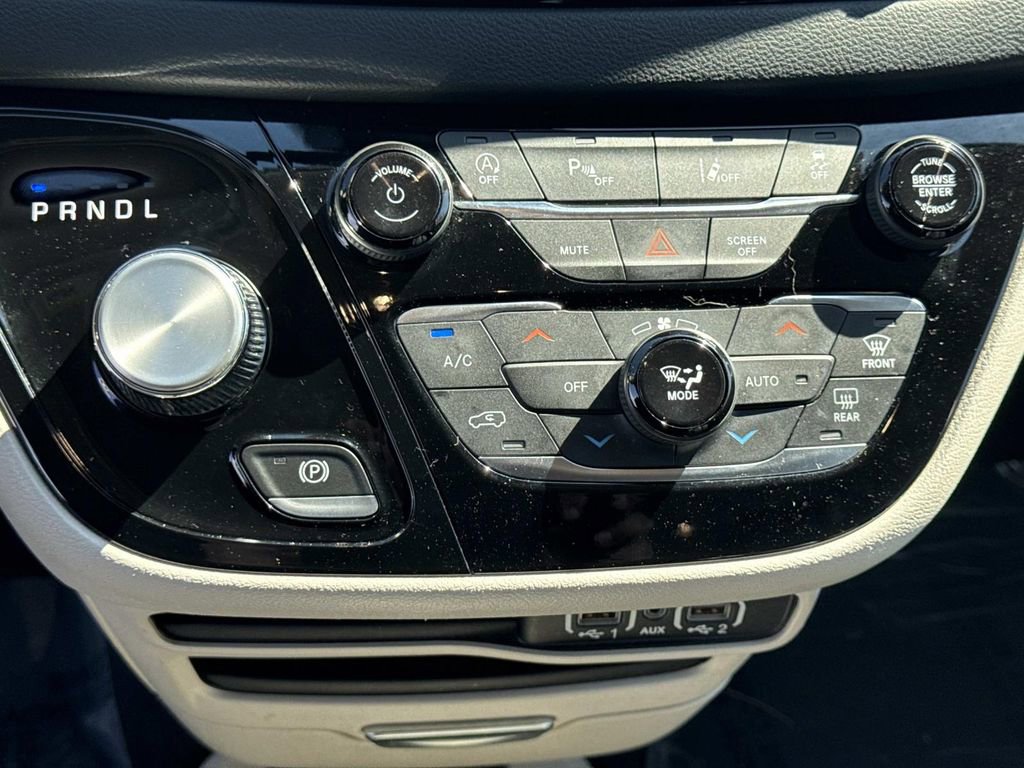 Used 2023 Chrysler Pacifica Touring-L FWD image 24