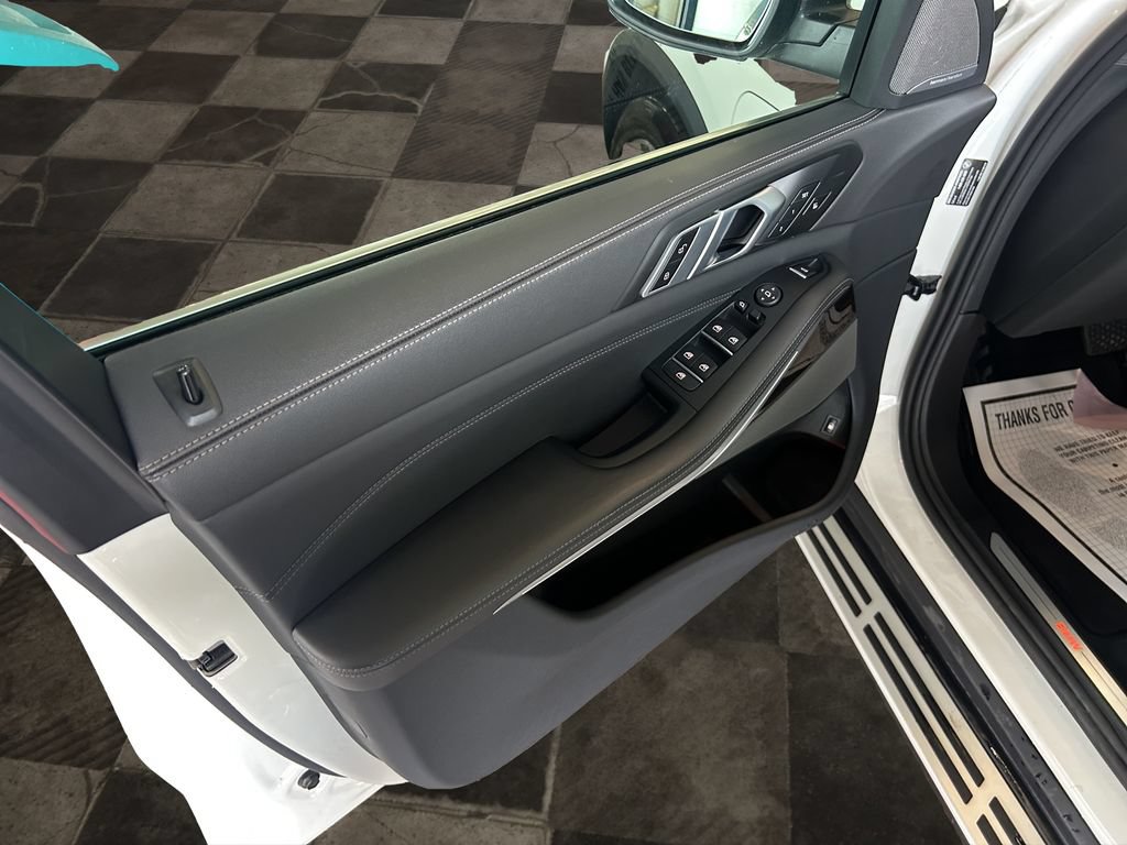 Used 2025 BMW X5 xDrive50e AWD/4WD image 22