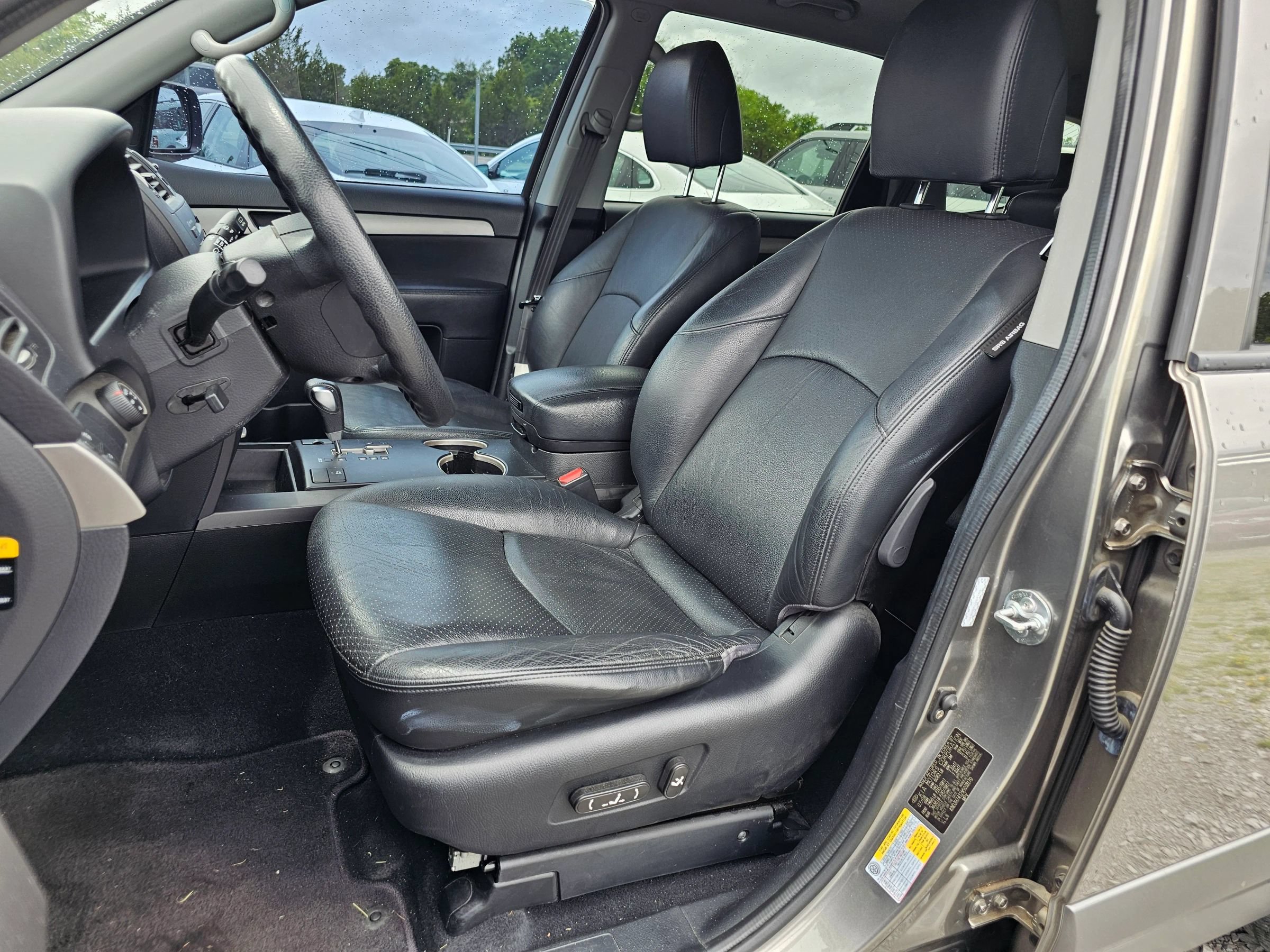Used 2009 Kia Borrego LX w/ Convenience Pkg AWD/4WD image 3