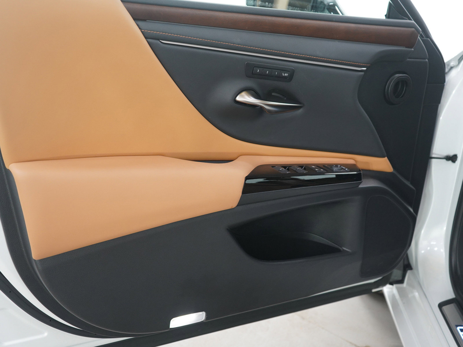 Used 2024 Lexus ES 250 w/ Premium Package image 18