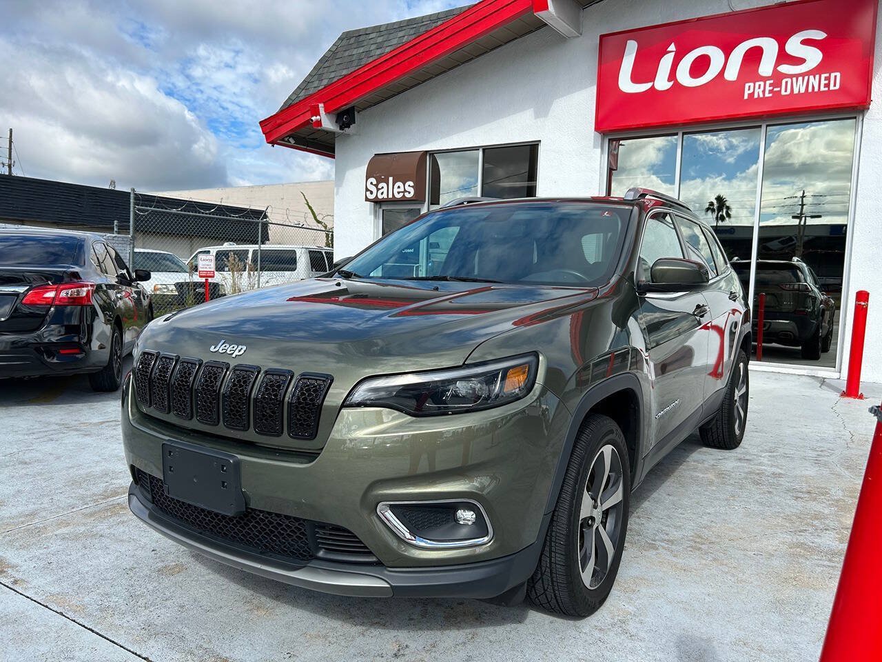 Used 2019 Jeep Cherokee Limited AWD/4WD image 3