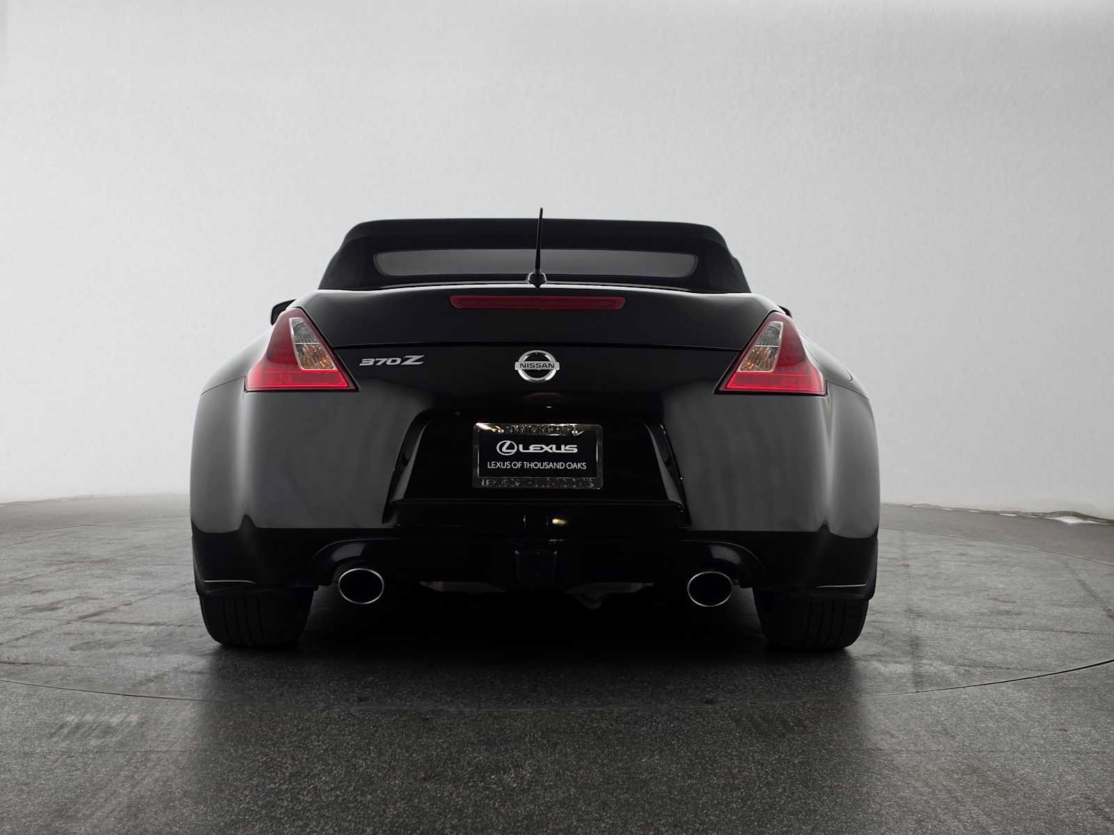 Used 2018 Nissan 370Z Touring RWD image 4