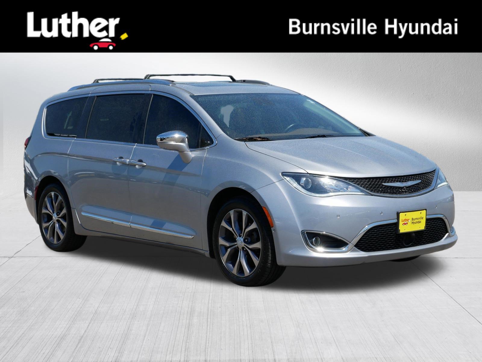 Used 2018 Chrysler Pacifica Limited w/ Tire & Wheel Group FWD image 1