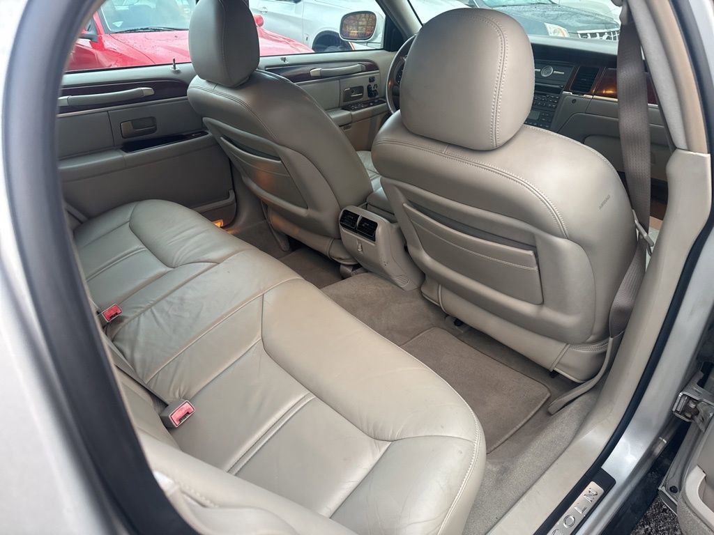 Used 2005 Lincoln Town Car Signature Limited image 30