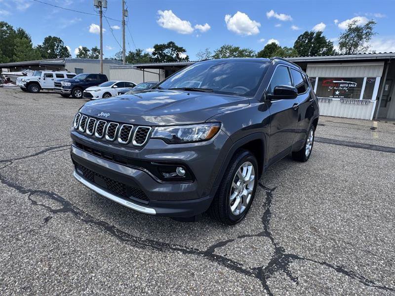 Used 2024 Jeep Compass Latitude AWD/4WD image 1