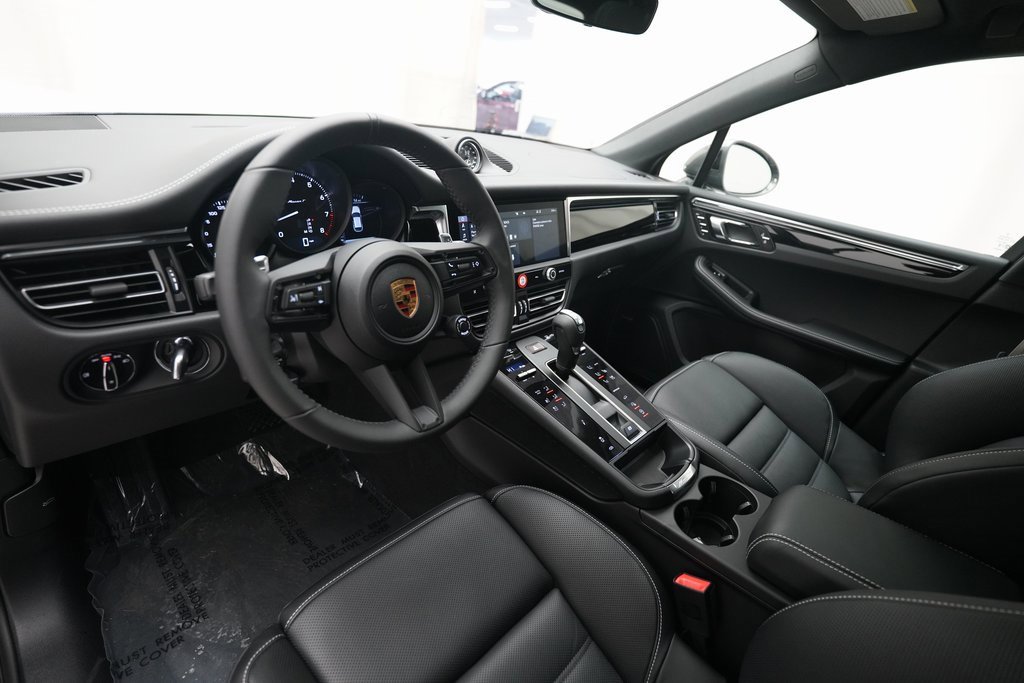 Used 2025 Porsche Macan Turbo image 4