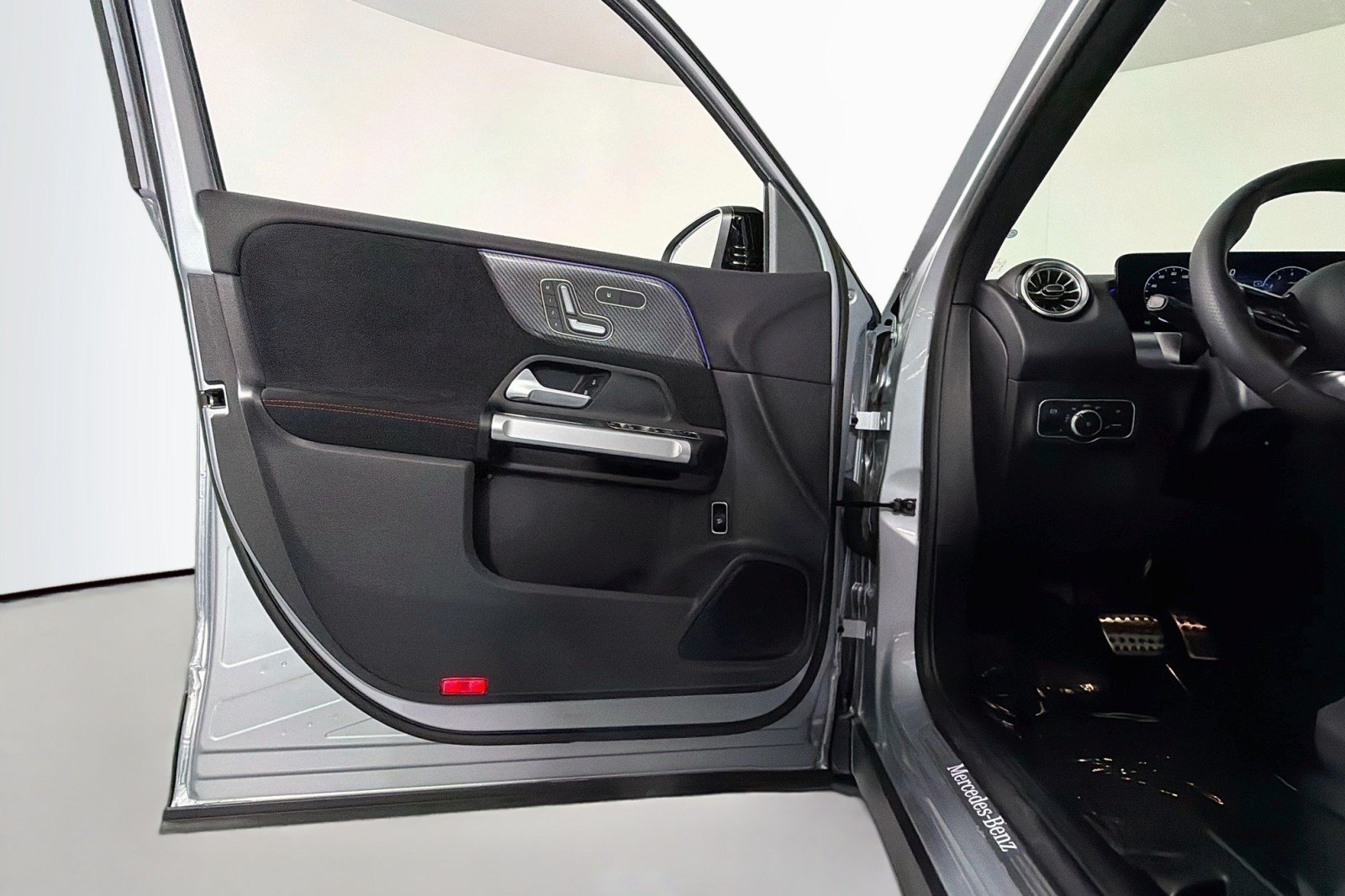 Used 2025 Mercedes-Benz GLB 250 image 20