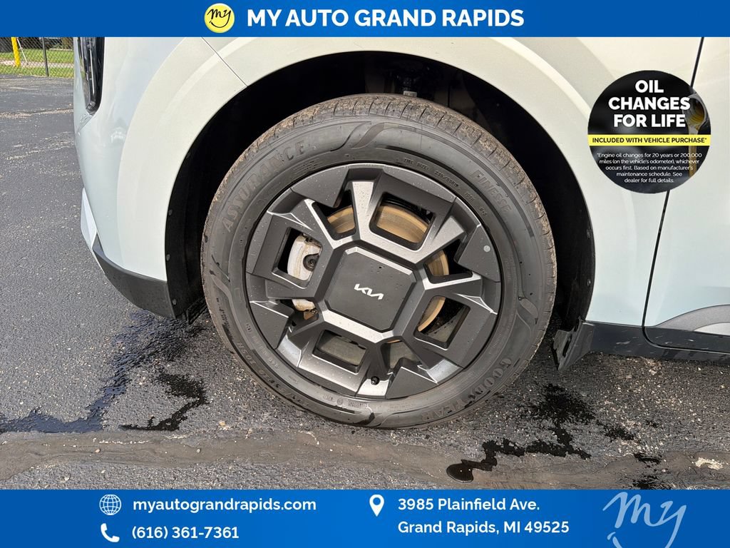 Used 2025 Kia Carnival EX FWD image 30