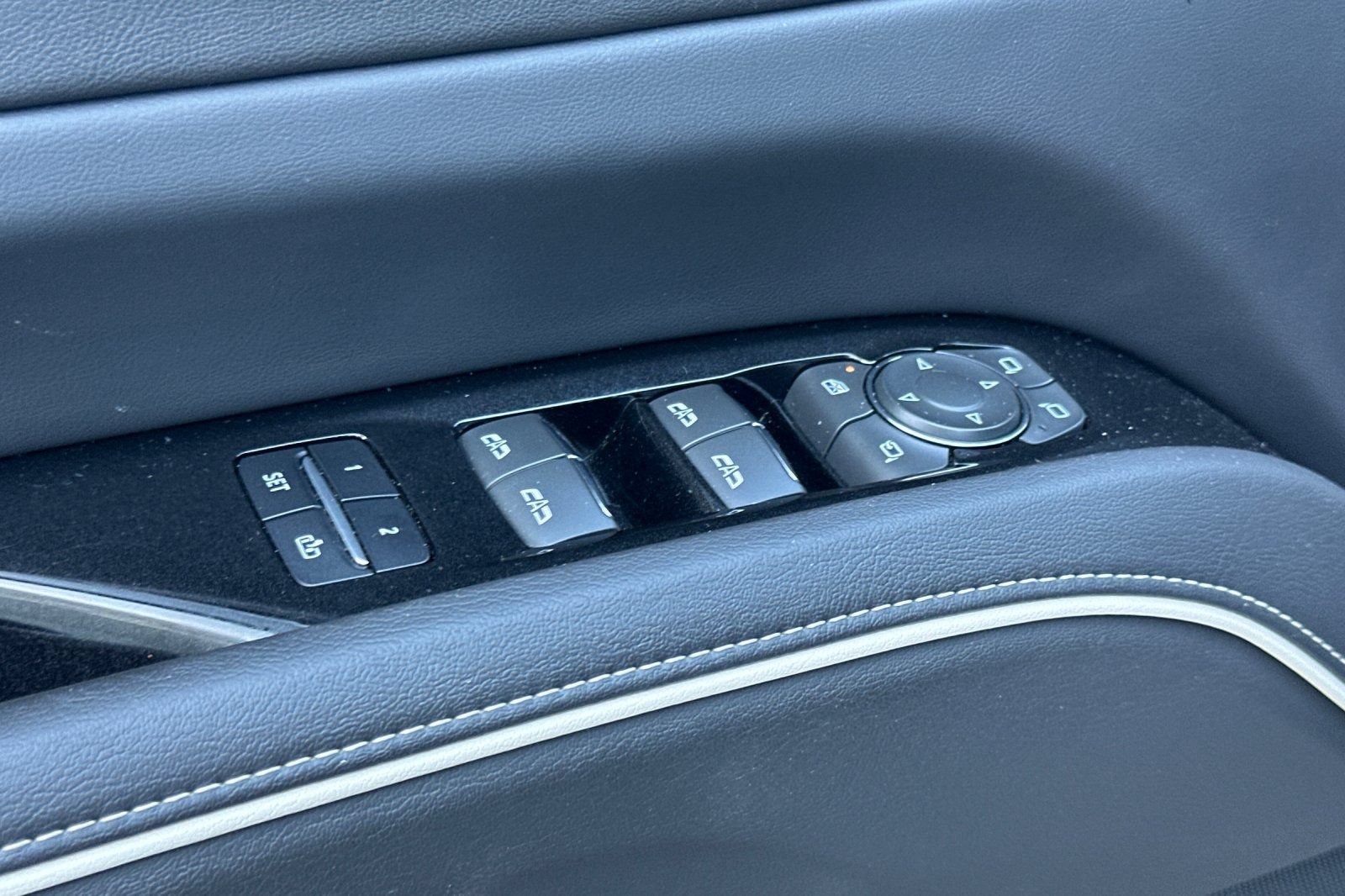 Used 2022 Cadillac Escalade Luxury AWD/4WD image 12