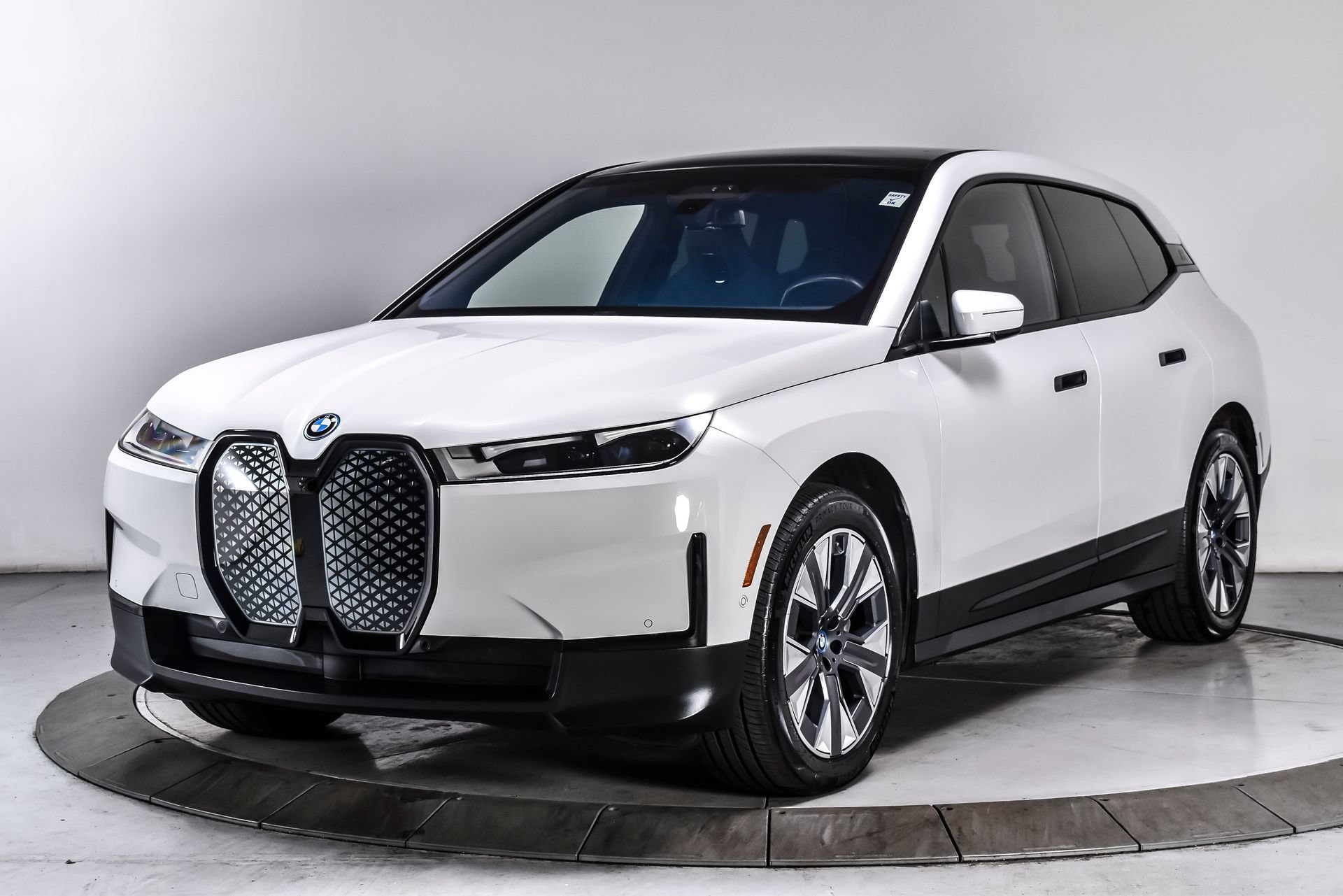 Used 2024 BMW iX xDrive50 w/ Premium Package AWD/4WD image 2