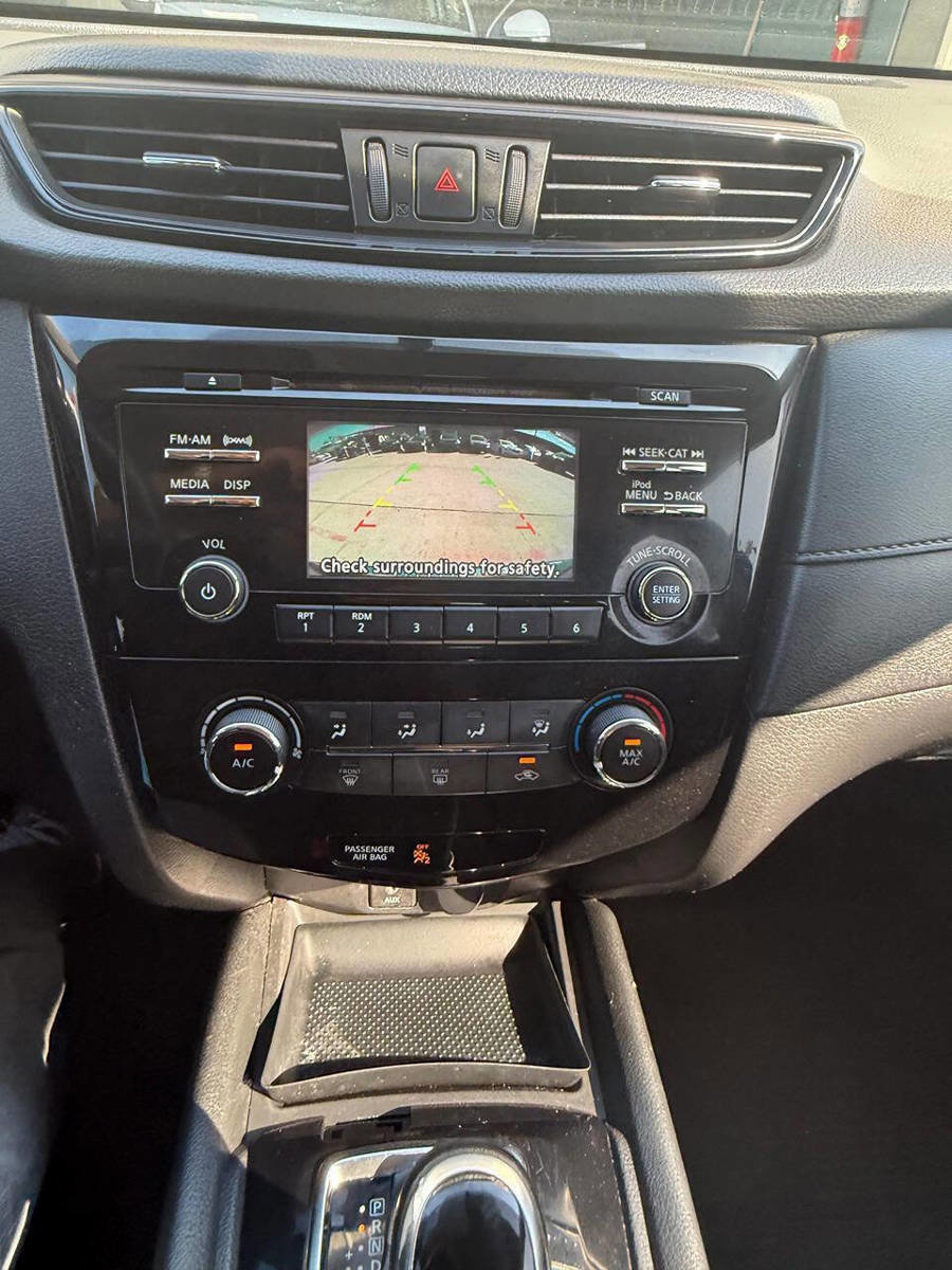 Used 2017 Nissan Rogue S image 39