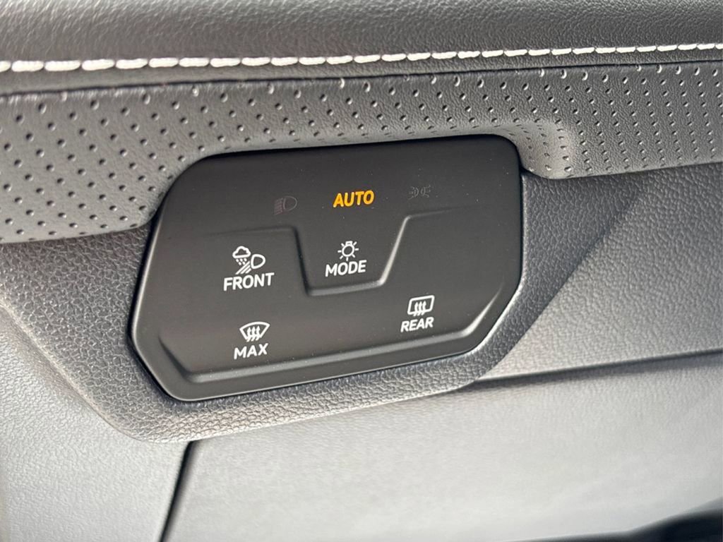 Used 2025 Volkswagen Atlas Cross Sport SE image 39