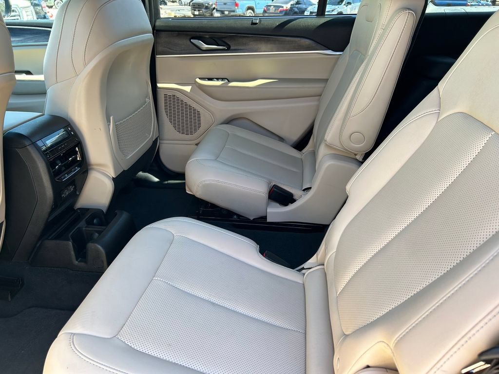 Used 2023 Jeep Grand Cherokee L Limited w/ Luxury Tech Group II AWD/4WD image 18
