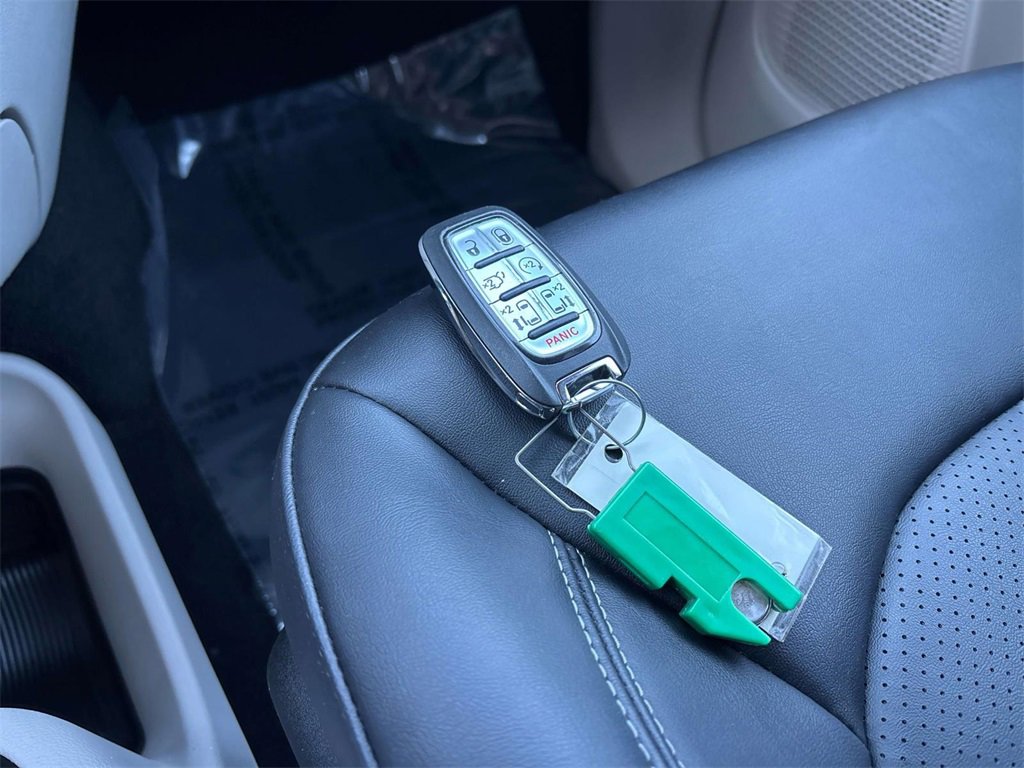 Used 2024 Chrysler Pacifica Touring-L image 32