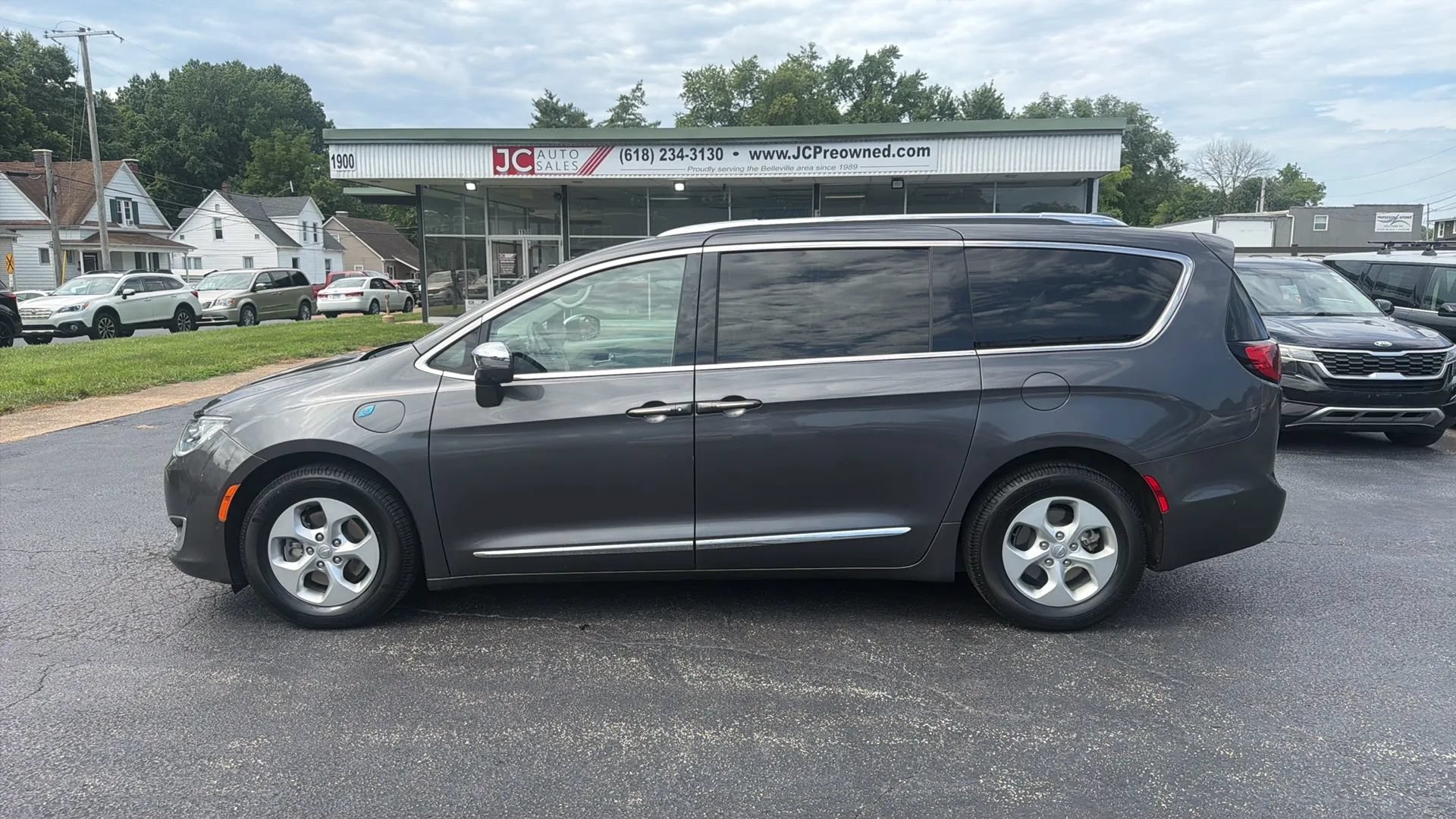 Used 2017 Chrysler Pacifica Platinum FWD image 8