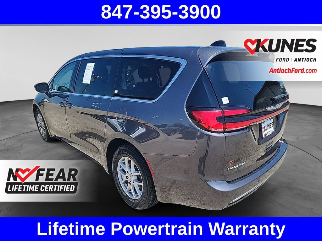 Used 2023 Chrysler Pacifica Touring-L FWD image 8