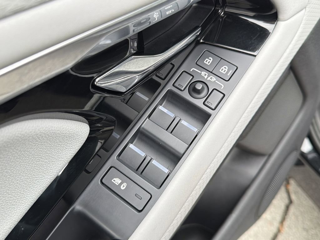 Used 2023 Land Rover Range Rover Evoque S image 16