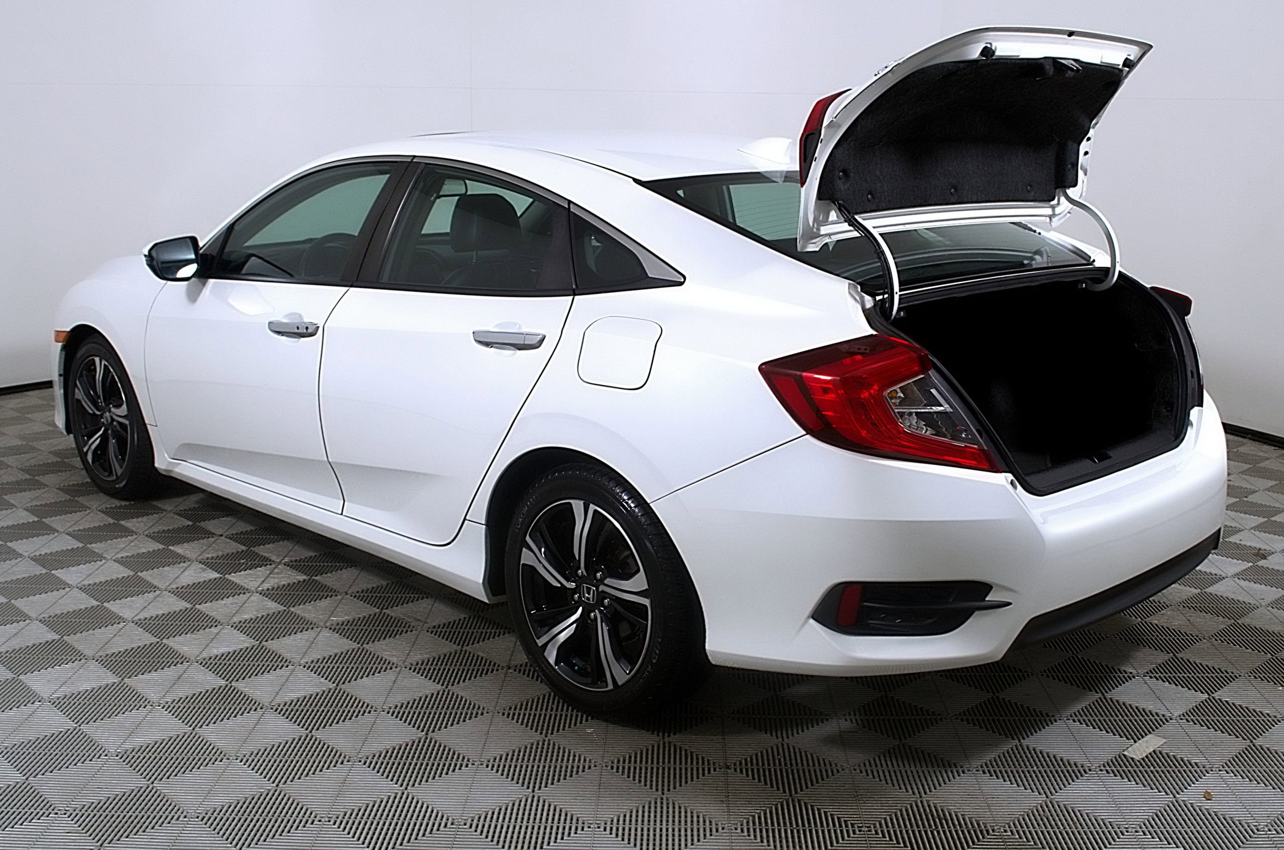 Used 2016 Honda Civic Touring image 10