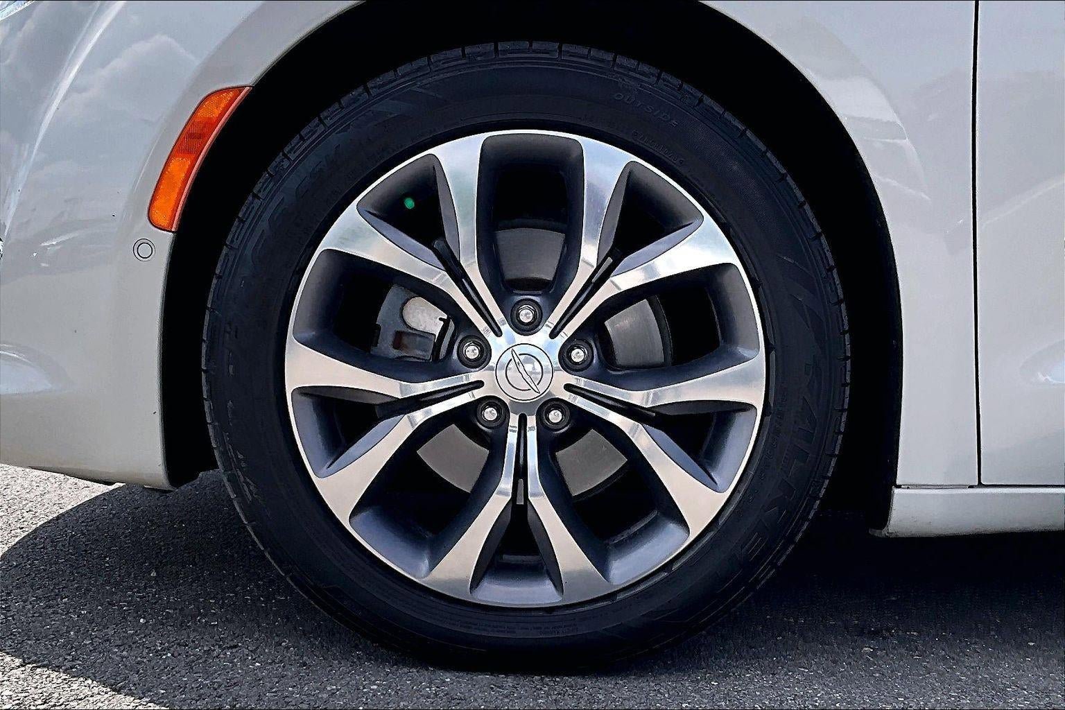 Used 2020 Chrysler Pacifica Limited w/ Tire & Wheel Group FWD image 8