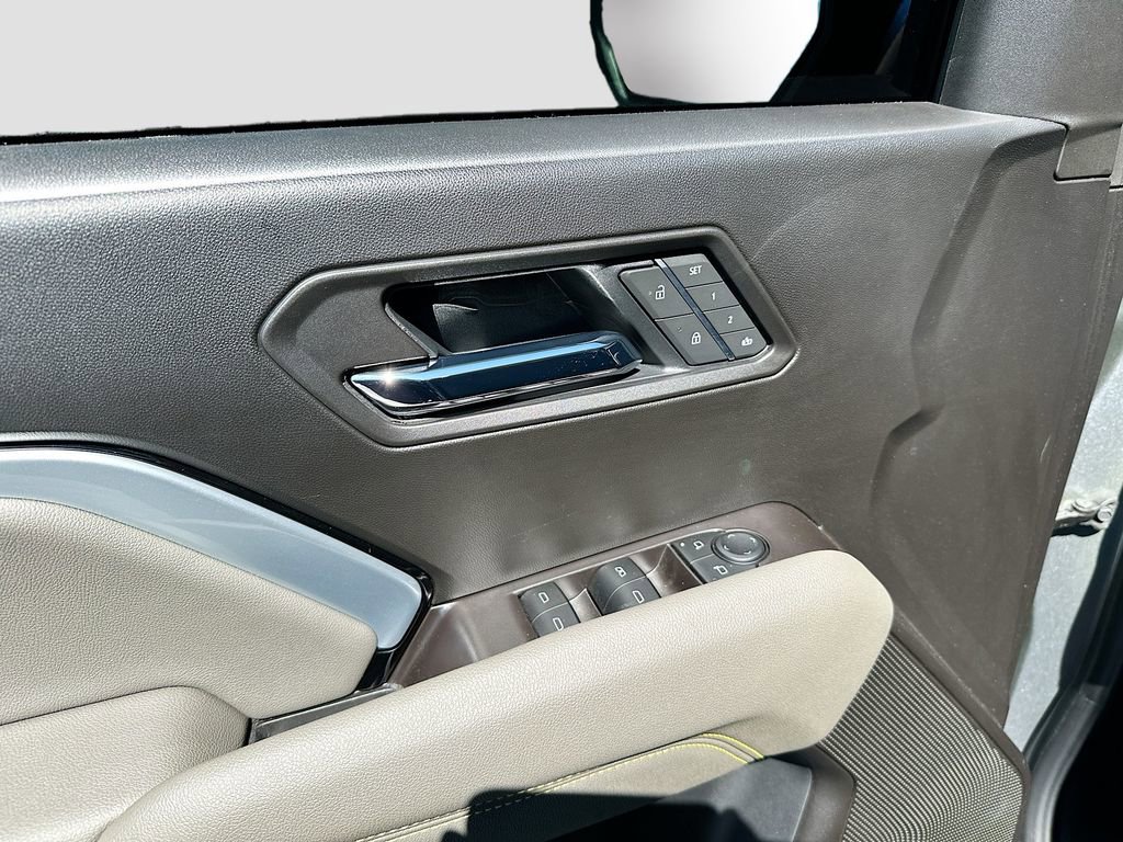 Used 2025 Chevrolet Colorado ZR2 w/ Midnight Edition image 23