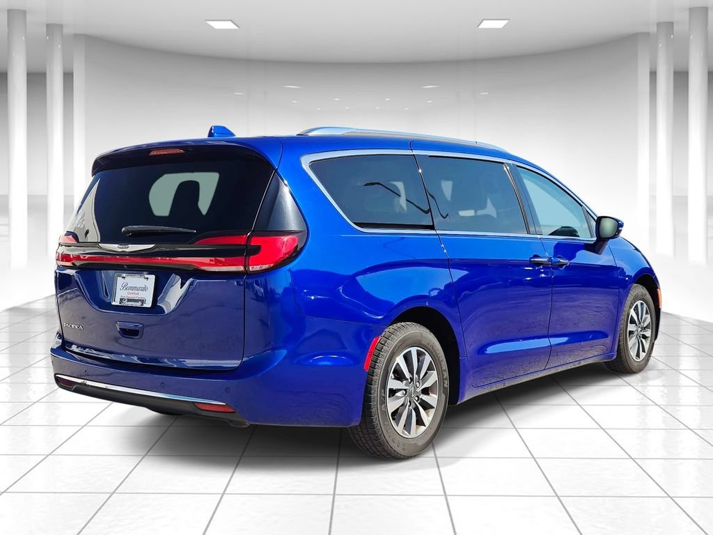 Used 2021 Chrysler Pacifica Touring-L FWD image 3