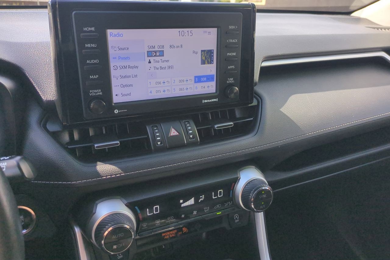 Used 2022 Toyota RAV4 XLE Premium image 16