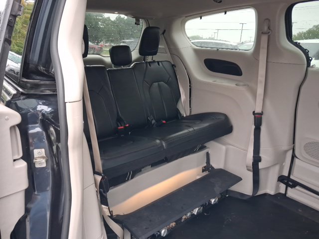 Used 2021 Chrysler Pacifica Touring-L w/ Premium & Safety Sphere Group FWD image 9