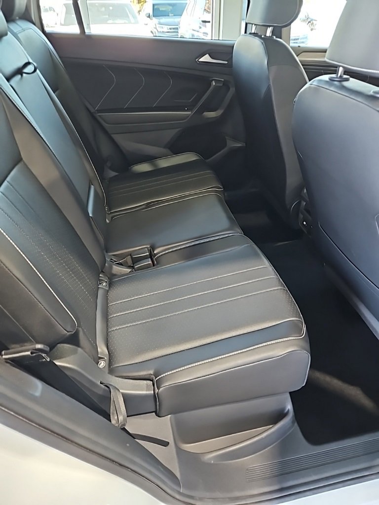 Used 2024 Volkswagen Tiguan SE w/ Panoramic Sunroof Package image 16