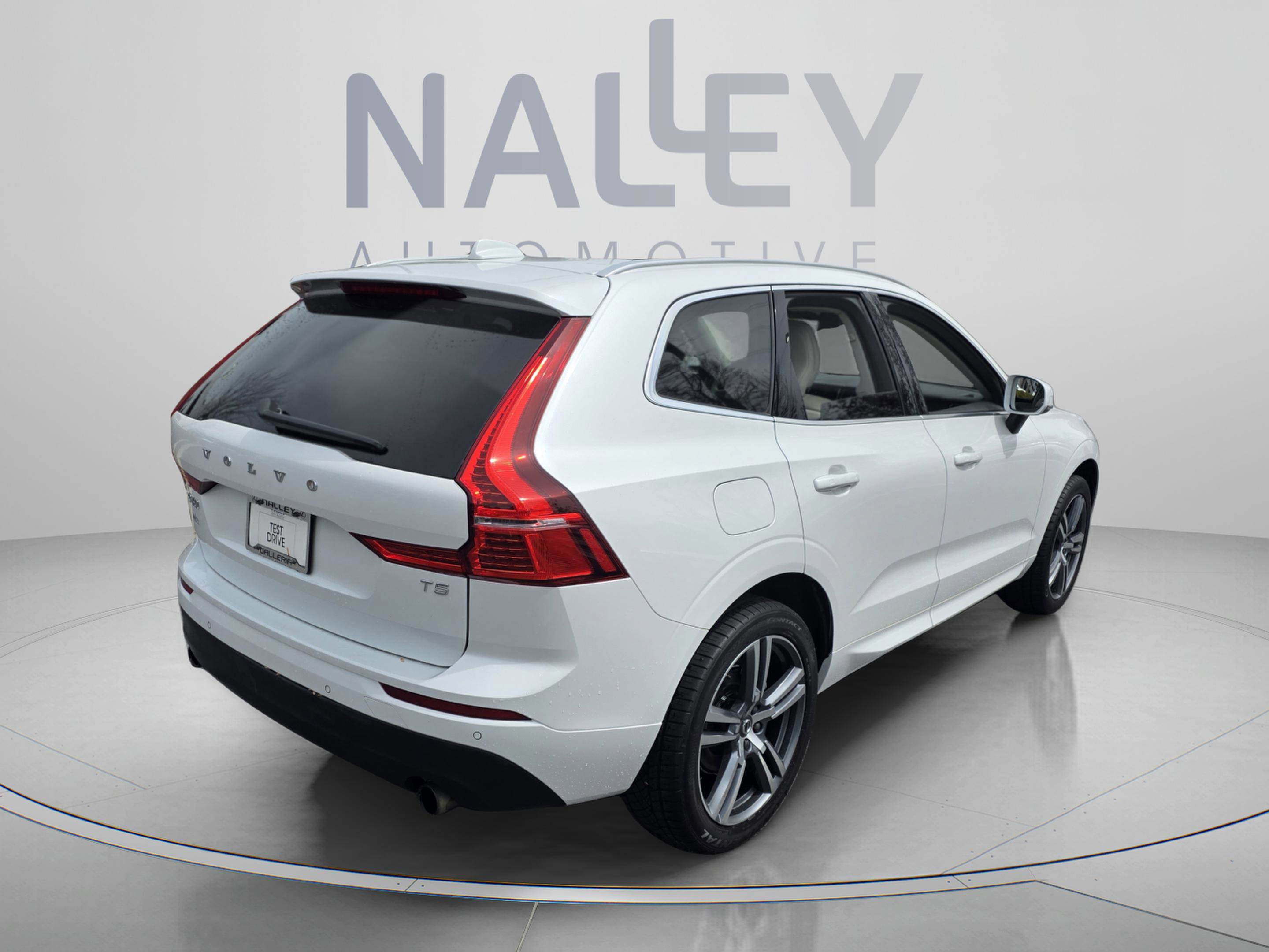 Used 2021 Volvo XC60 T5 Momentum w/ Climate Package image 4