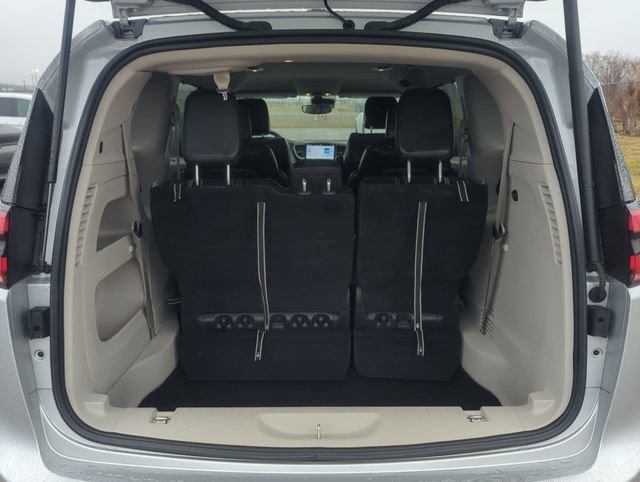Used 2024 Chrysler Pacifica Touring-L image 23