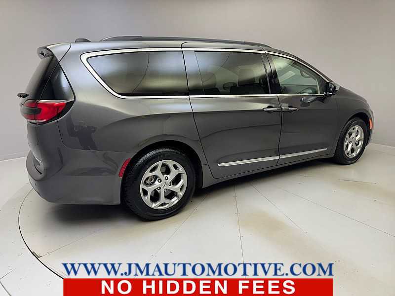 Used 2023 Chrysler Pacifica Limited image 5