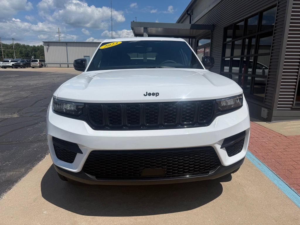 Used 2023 Jeep Grand Cherokee Altitude AWD/4WD image 2