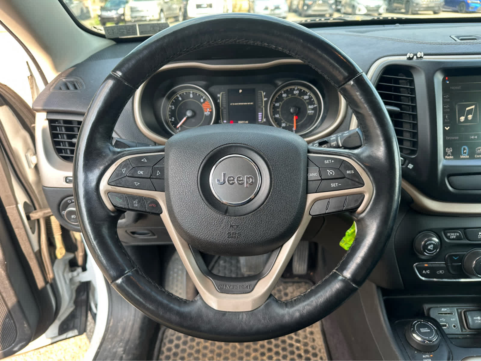 Used 2017 Jeep Cherokee Latitude w/ Cold Weather Group AWD/4WD image 10