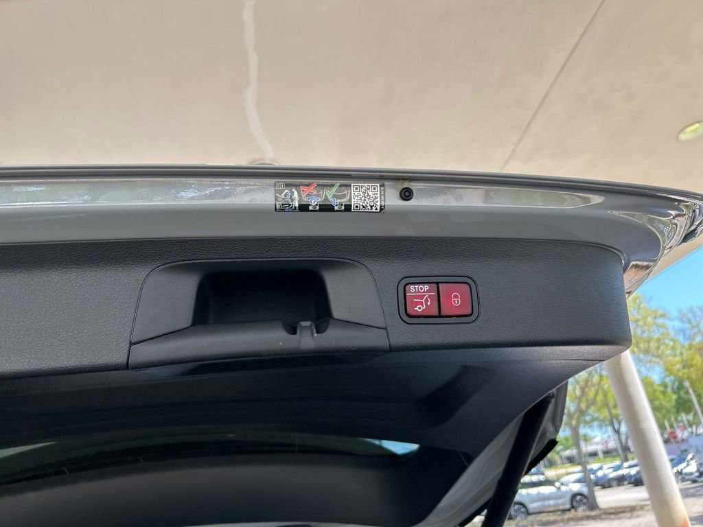 Used 2025 Mercedes-Benz GLS 450 4MATIC w/ AMG Line Exterior image 36