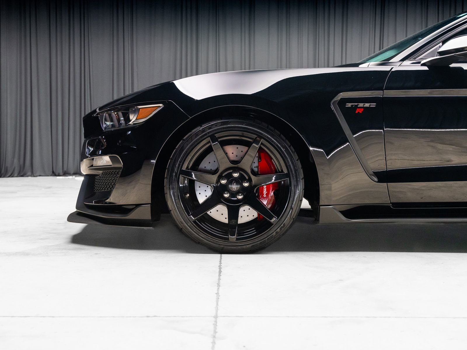 Used 2016 Ford Mustang Shelby GT350R w/ GT350R Equipment Group 920A RWD image 3