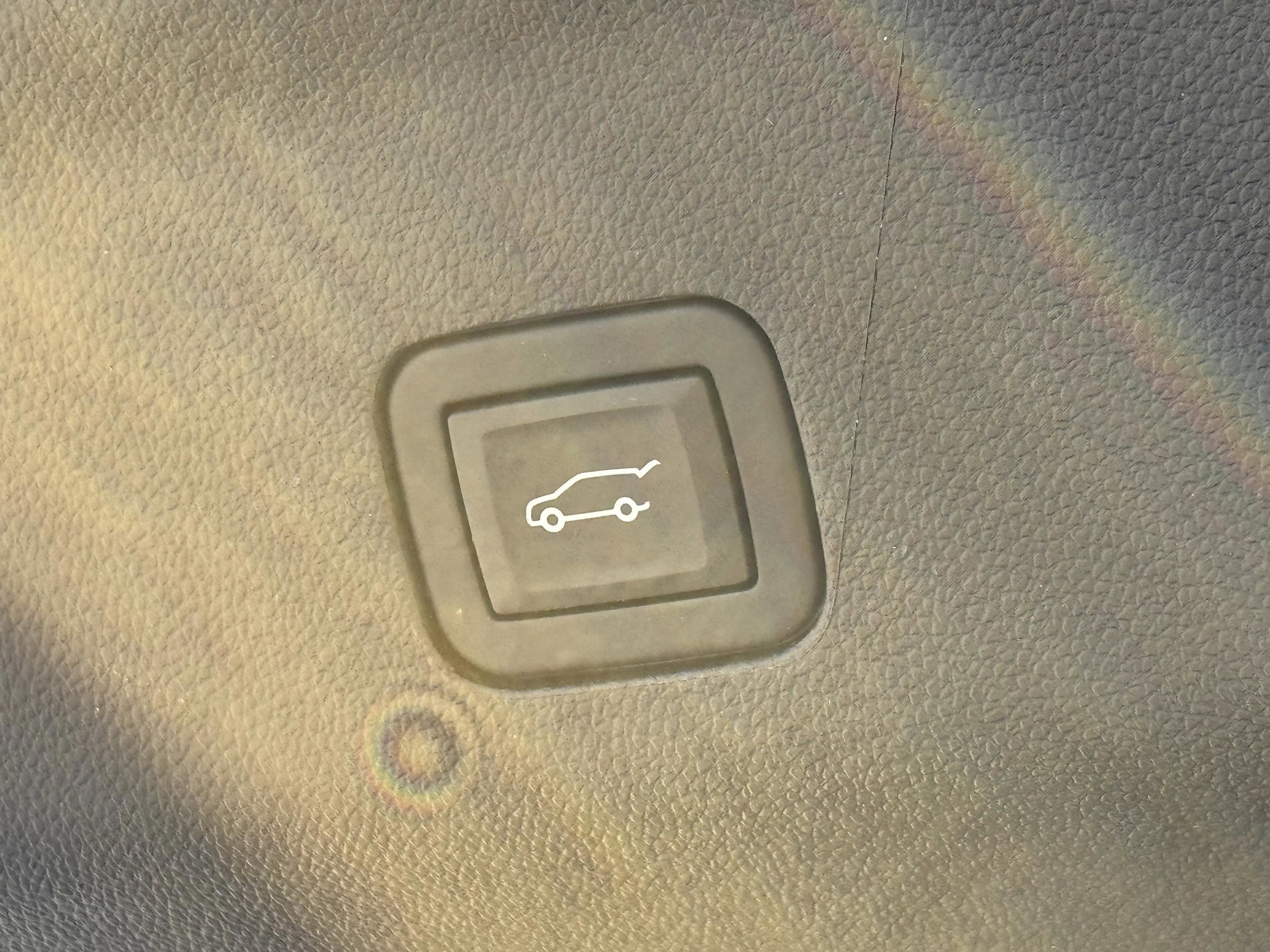 Used 2023 Chevrolet Tahoe Premier w/ Advanced Technology Package image 26