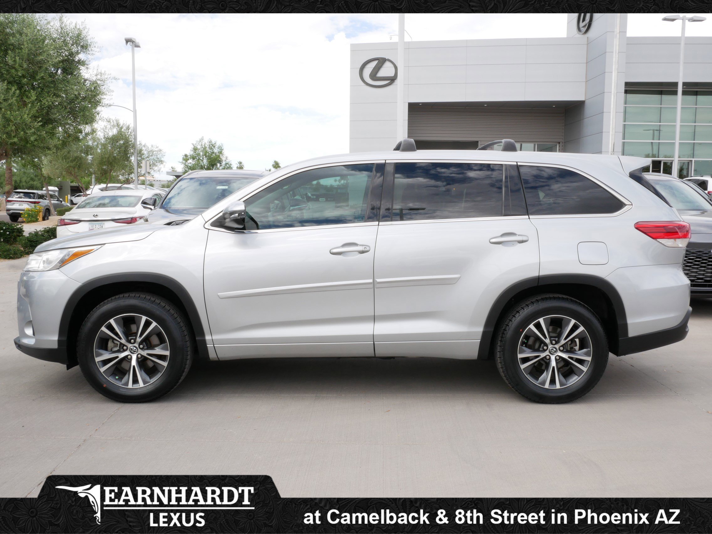 Used 2017 Toyota Highlander LE image 3