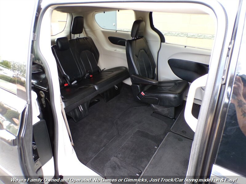 Used 2018 Chrysler Pacifica Touring-L FWD image 30