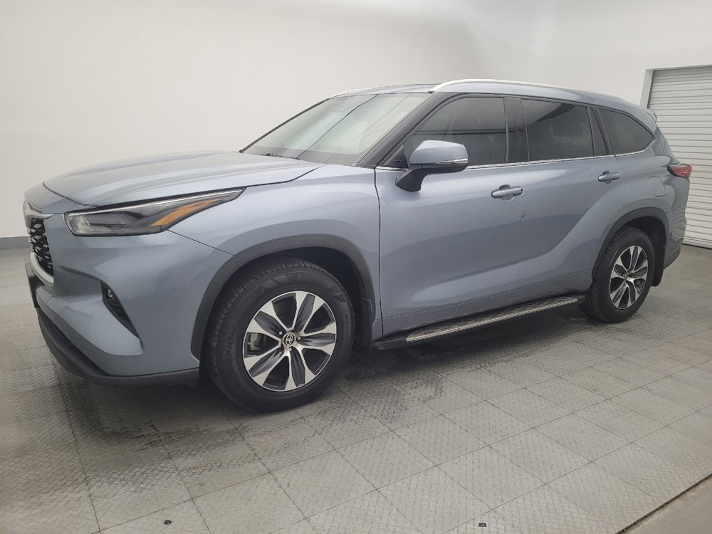 Used 2022 Toyota Highlander XLE image 2