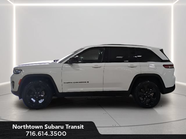 Used 2023 Jeep Grand Cherokee Altitude AWD/4WD image 2