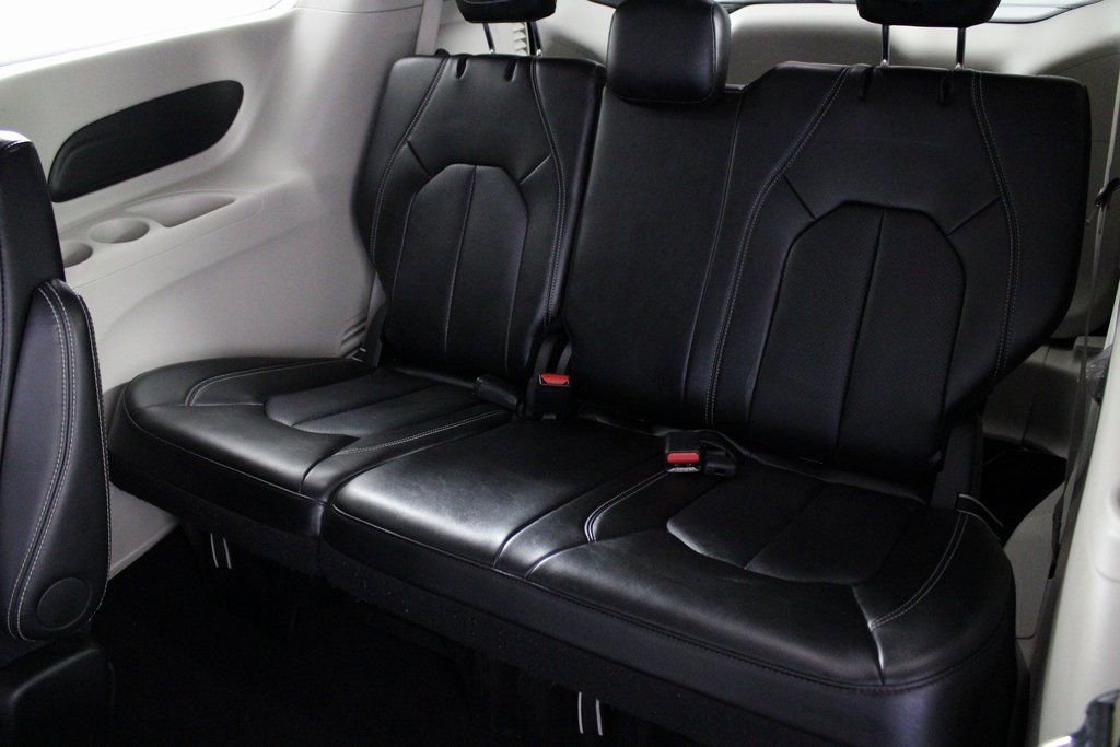 Used 2024 Chrysler Pacifica Touring-L image 17