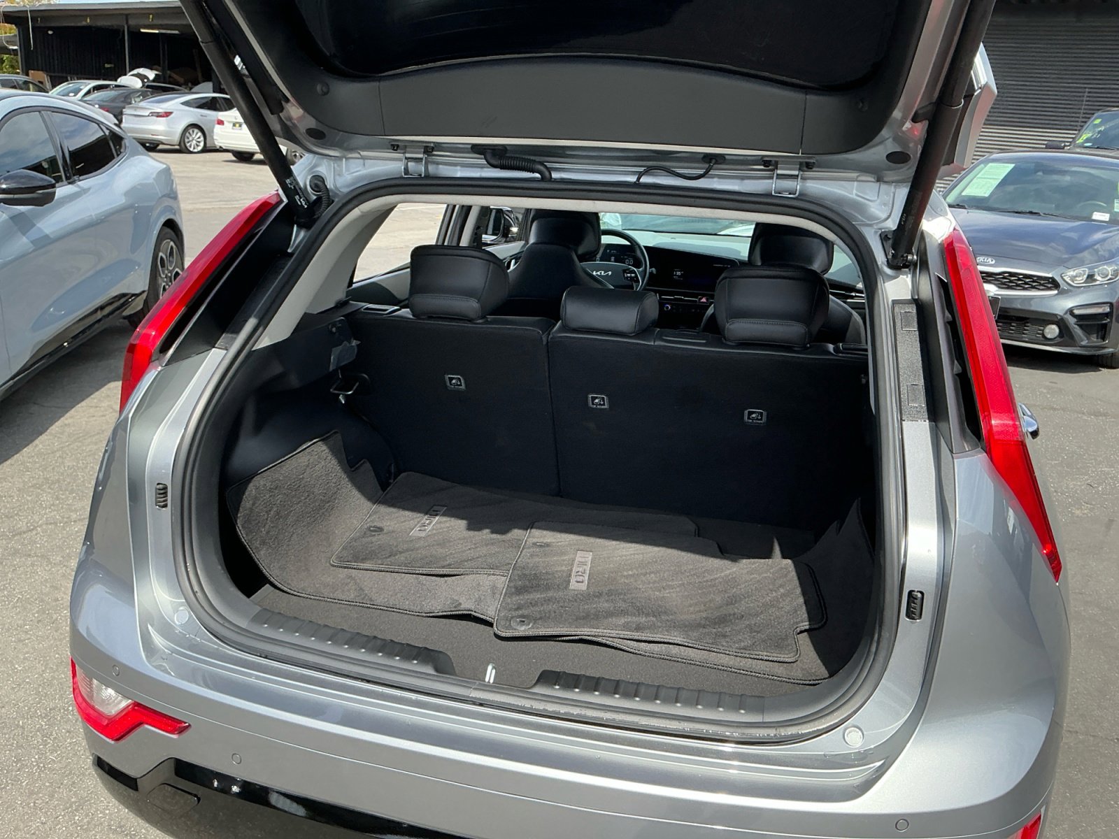 Used 2024 Kia Niro SX image 26