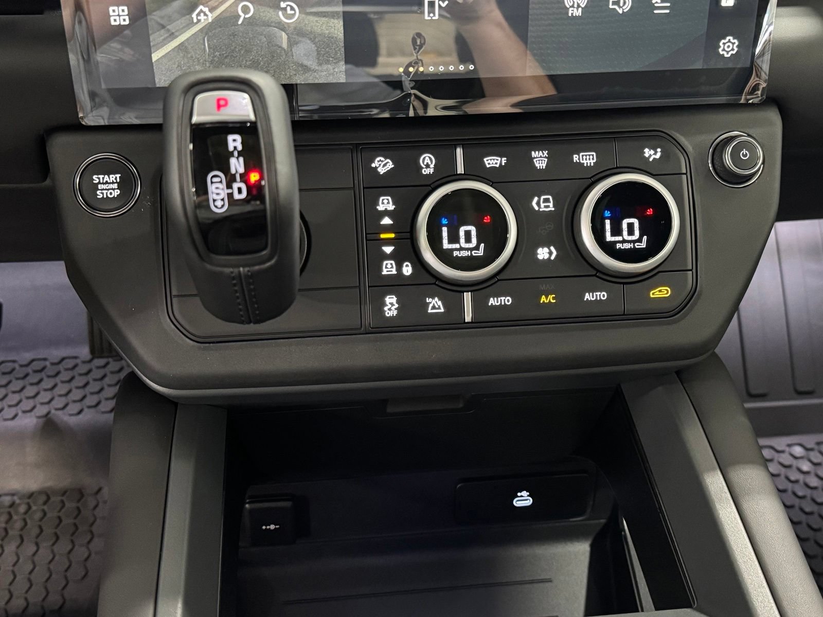 New 2026 Land Rover Defender 110 X-Dynamic SE AWD/4WD image 24