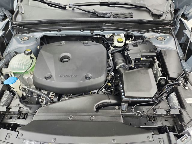 Certified 2022 Volvo XC40 T5 R-Design w/ Advanced Package image 31