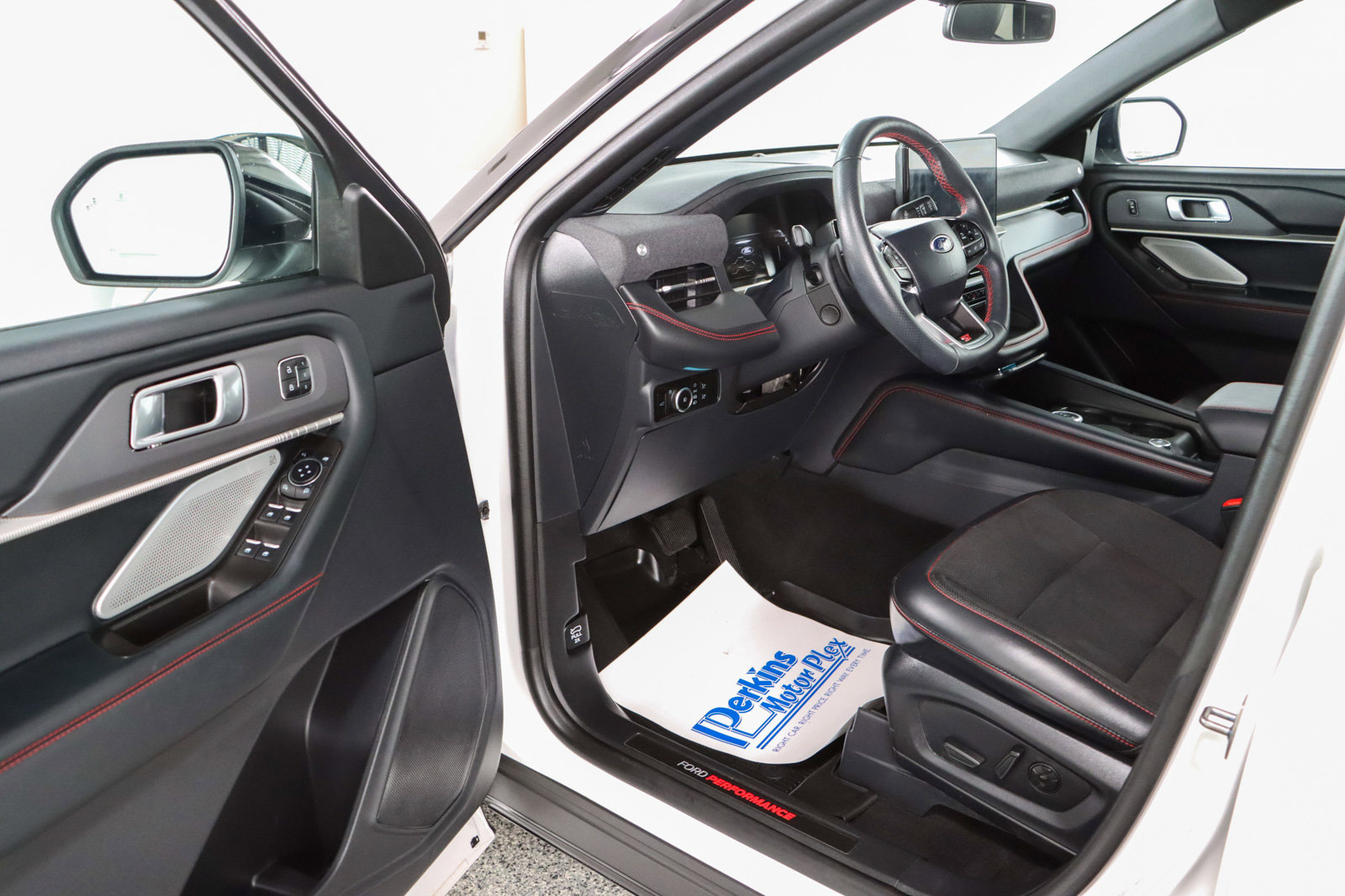 Used 2025 Ford Explorer ST AWD/4WD image 3