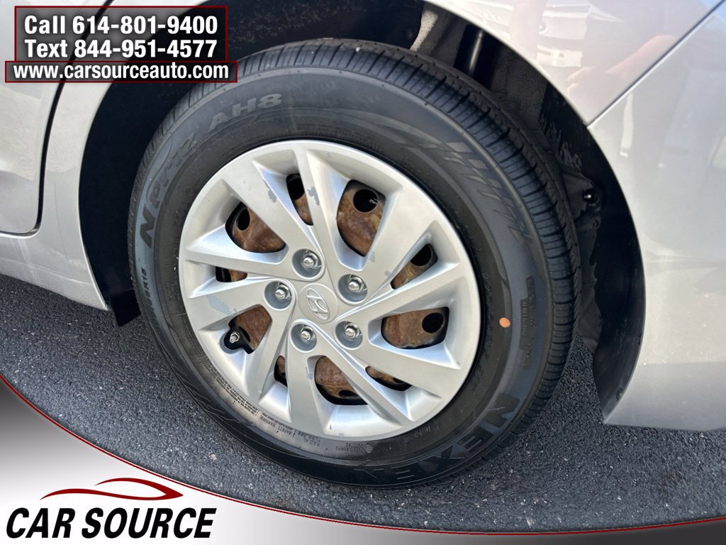 Used 2020 Hyundai Elantra SE FWD image 24