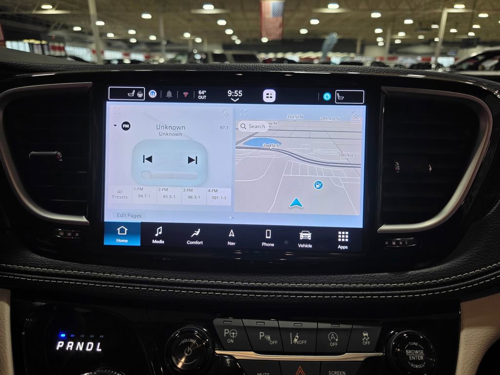 Used 2024 Chrysler Pacifica Limited image 25